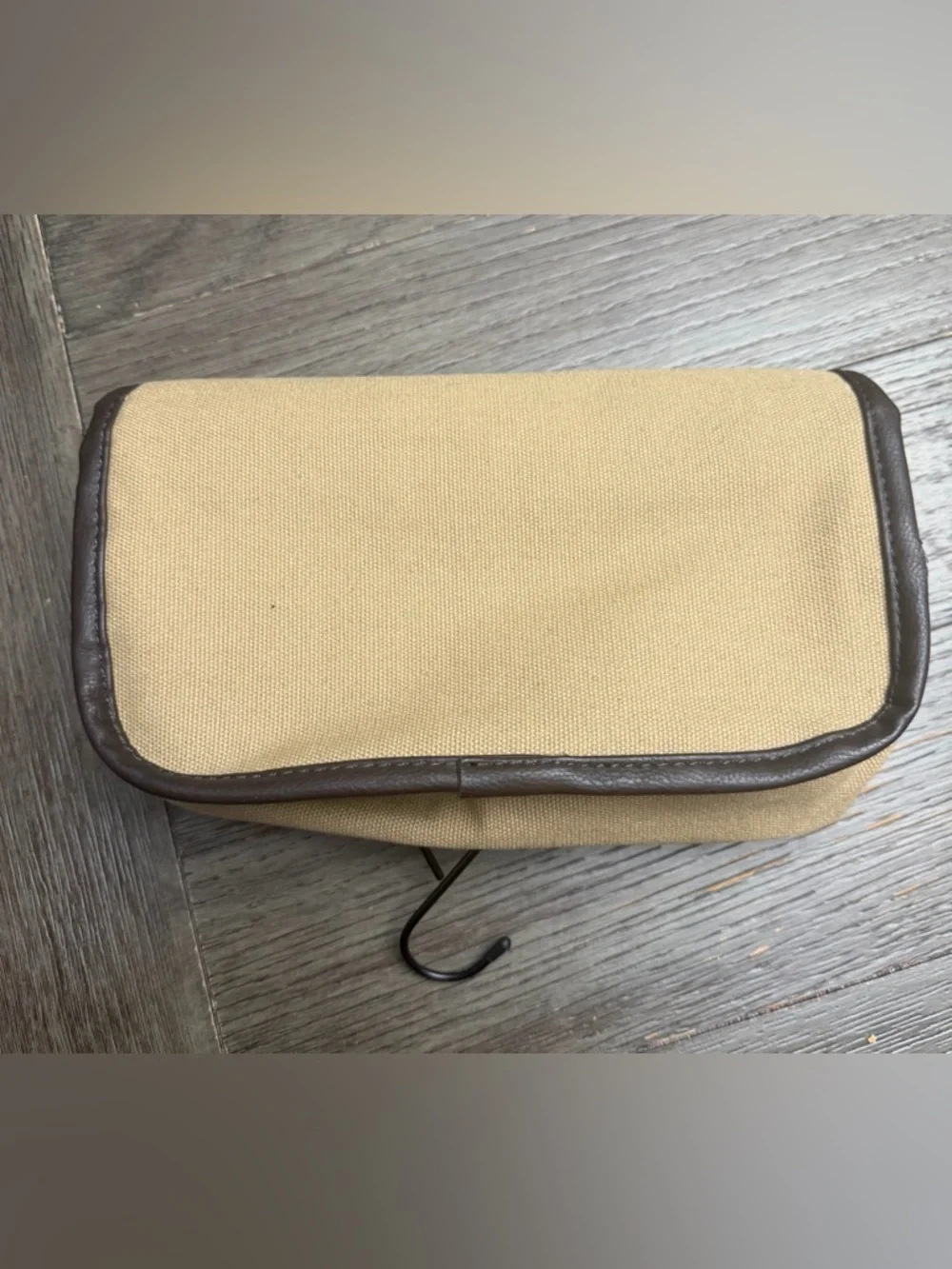 Tommy Bahama Travel Personal Hanging Bag With Multiple Pockets
